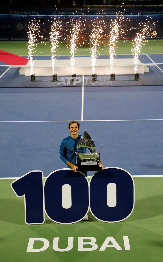 Roger Federer s trofejí pro vítěze turnaje v Dubaji, kde získal svůj jubilejní stý titul na okruhu ATP.