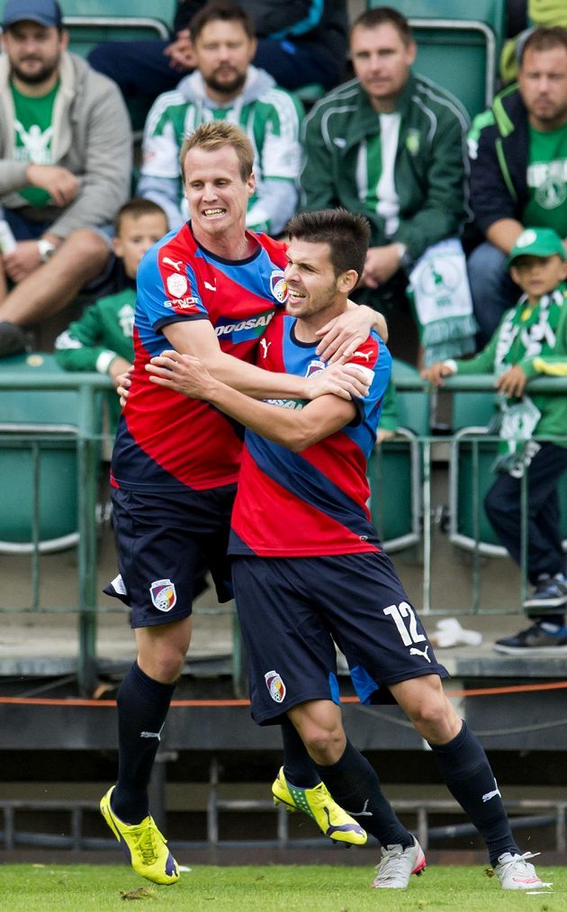Michal Ďuriš z Plzně (vpravo) se raduje z gólu se spoluhráčem Davidem Limberským na hřišti Bohemians Praha 1905.