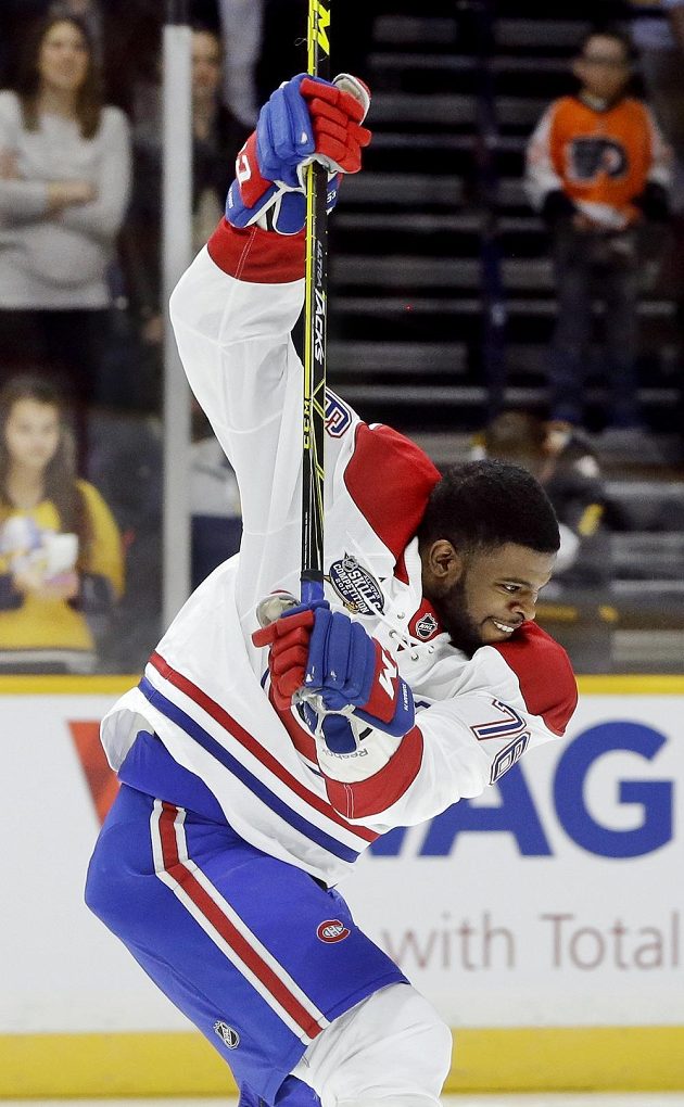 Obránce Montrealu P. K. Subban (76) se napřahuje při soutěži o nejtvrdší ránu během dovednostních soutěží NHL.