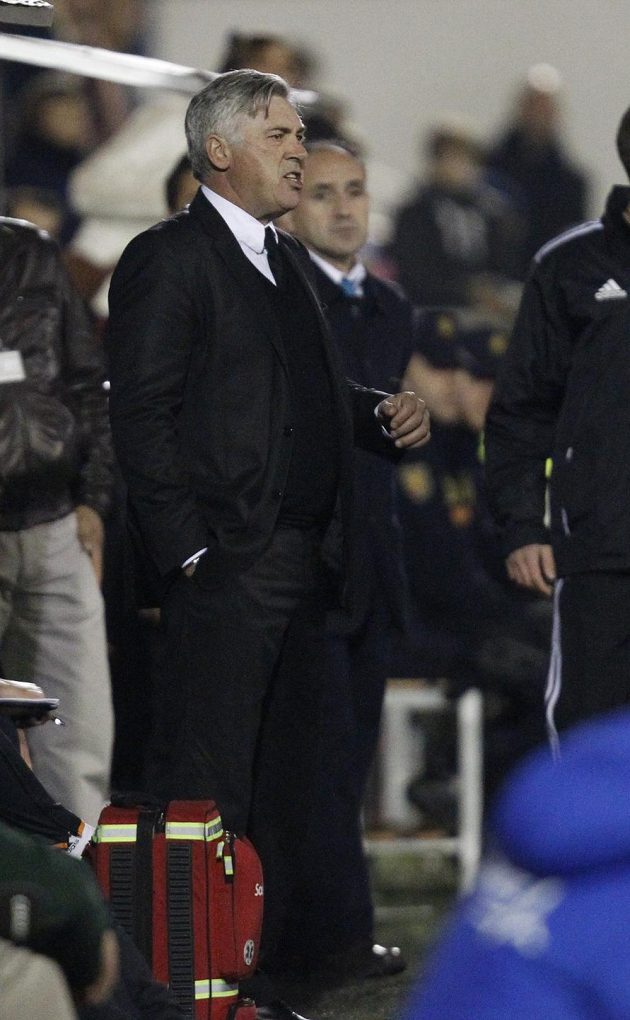 Trenér Bílého baletu Carlo Ancelotti byl s výkonem svých svěřenců nespokojený, vymlouval se však na umělý trávník.