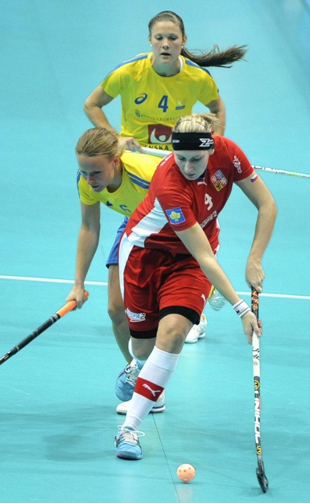 Mistrovství světa florbalistek, semifinále Švédsko - ČR. Zleva Sanna Scheeová a Therese Karlssonová ze Švédska, vpředu Kristýna Jílková.