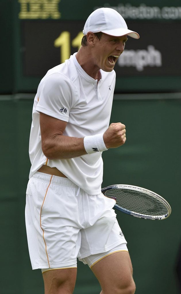 Tomáš Berdych slaví postup do 2. kola Wimbledonu přes Rumuna Victora Hanesca.