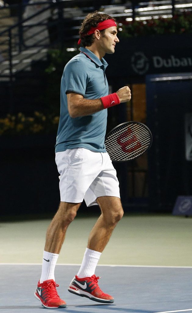 Švýcar Roger Federer porazil Novaka Djokoviče a v Dubaji si zahraje finále proti Tomáši Berdychovi.