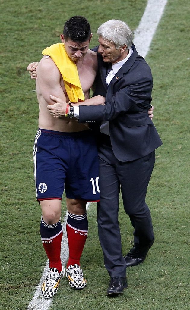 Kolumbijský trenér Jose Pekerman a střelec James Rodríguez po vyřazení od Brazilců.