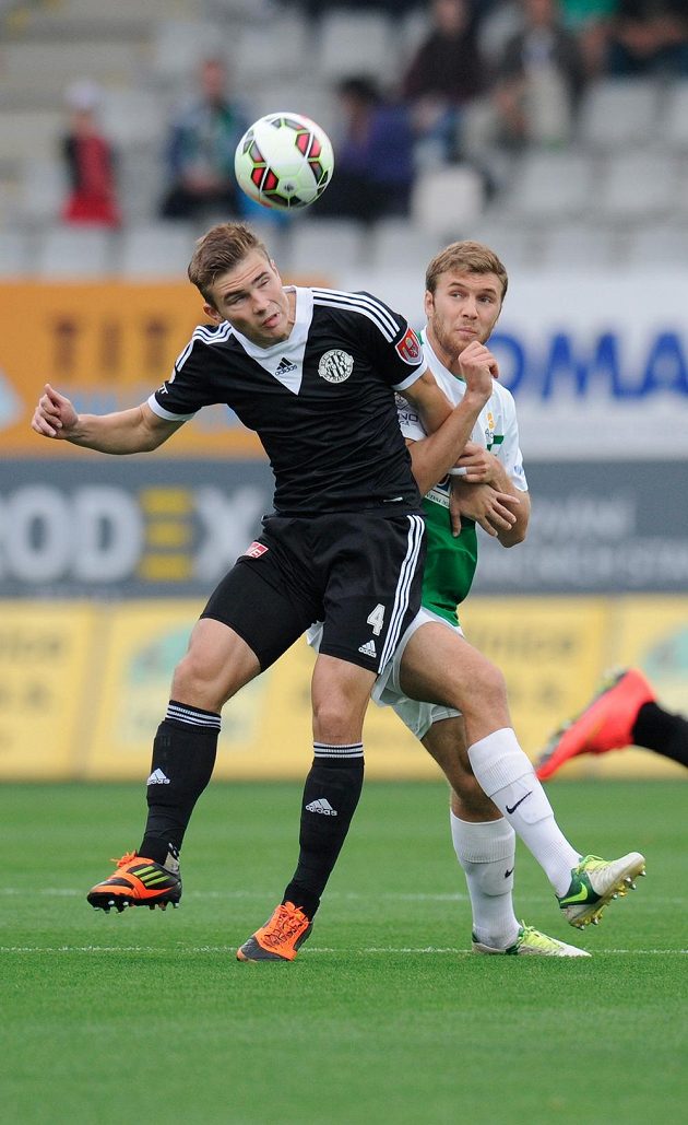 Zleva Zdeněk Linhart z Českých Budějovic a Marek Kysela z Jablonce v utkání 8.kola Synot ligy.
