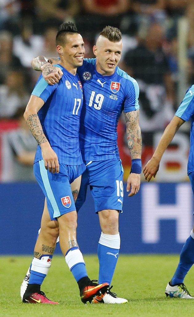 Slovenští reprezentanti Marek Hamšík (vlevo) a Juraj Kucka po gólu proti Němcům.