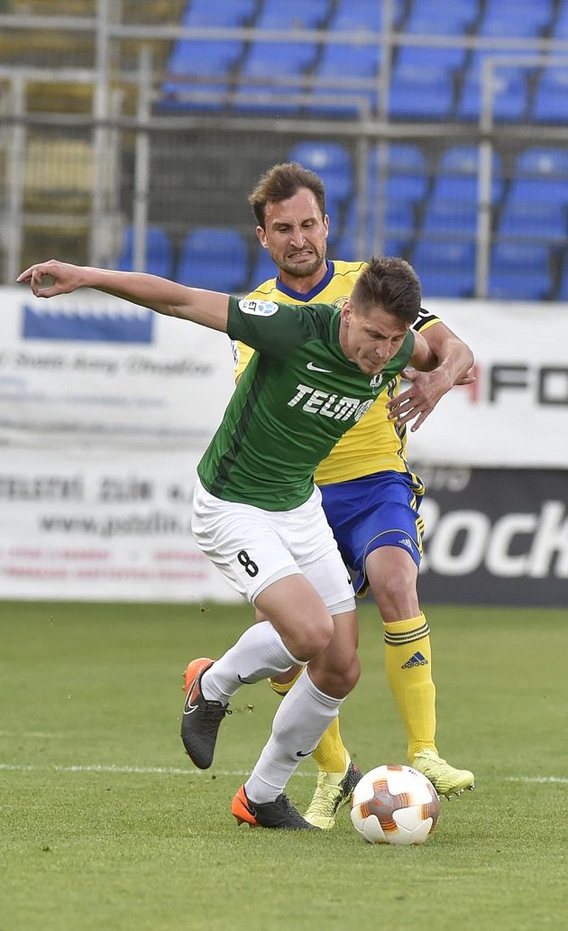 Lukáš Masopust z Jablonce a Petr Jiráček ze Zlína v souboji během semifinále MOL Cupu.