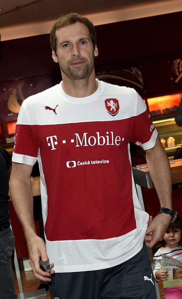 Brankář české fotbalové reprezentace Petr Čech přichází na srazu národního týmu.