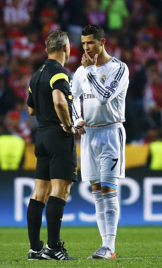 Cristiano Ronaldo z Realu při debatě s rozhodčím Bjoernem Kuipersem při finále LM.