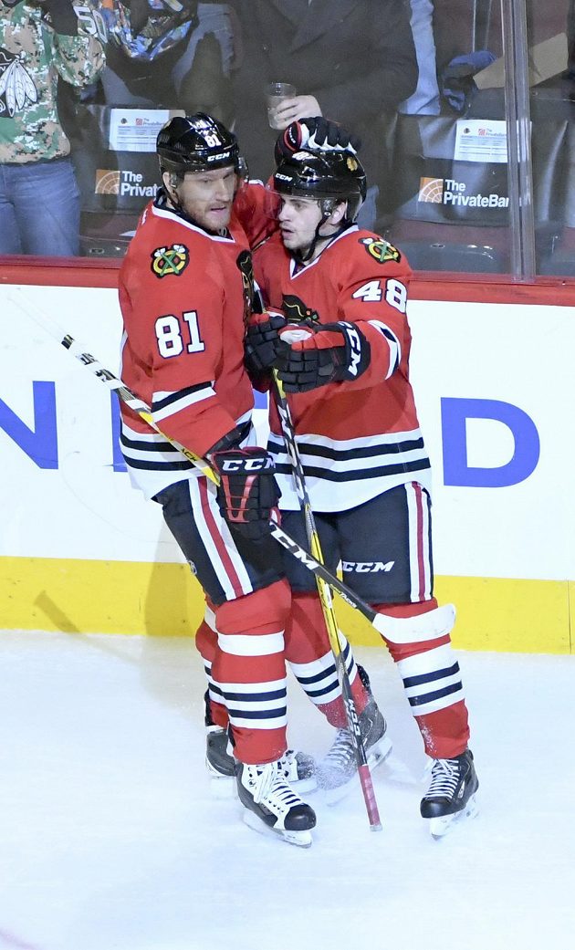 Slovenský forvard Chicaga Marián Hossa (vlevo) gratuluje spoluhráči Vinniemu Hinostrozovi ke vstřelené brance proti San Jose.