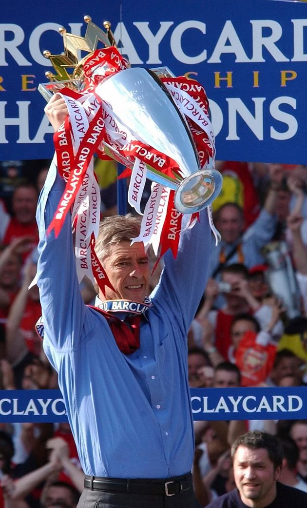 Kouč Arsenalu Arséne Wenger s trofejí pro vítěze Premier League za sezónu 2003/2004.