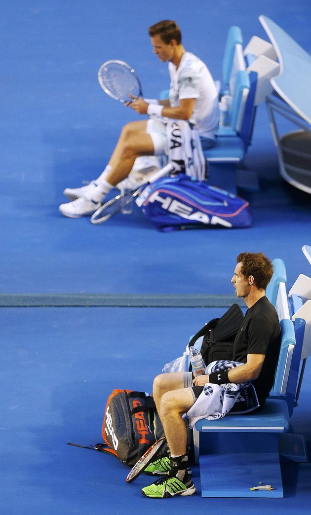 Amdy Murray (dole) a Tomáš Berdych během výměny stran při semifinále Australian Open.