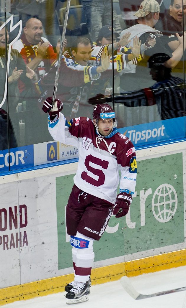 Sparťanský kapitán Jaroslav Hlinka oslavuje vstřelený gól v utkání 1. kola extraligy proti Olomouci.