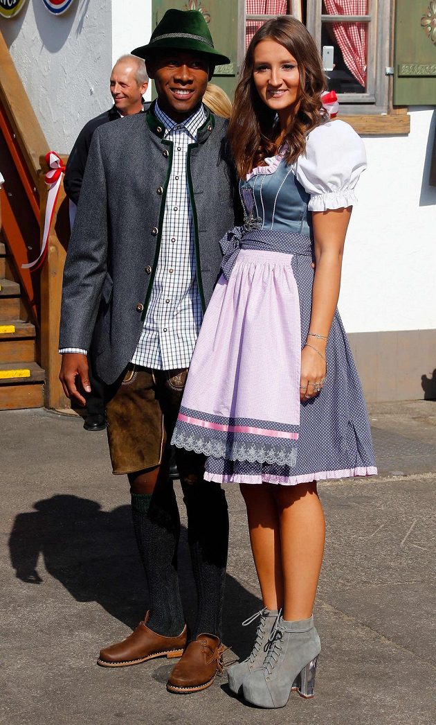 Fotografům zapózoval na Oktoberfestu i David Alaba z Bayernu Mnichov po boku přítelkyně Katji Butylinové.