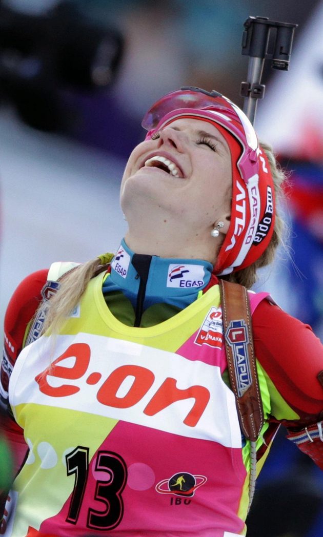 Nadšená biatlonistka Gabriela Soukalová se raduje ze svého osmého vítězství ve Světovém poháru.