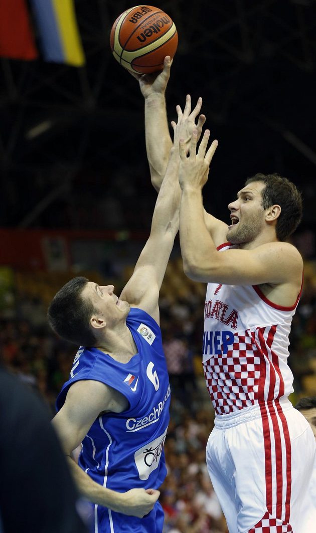 Pavel Pumprla (vlevo) se snaží zabránit ve skórování Bojanovi Bogdanovičovi z Chorvatska.