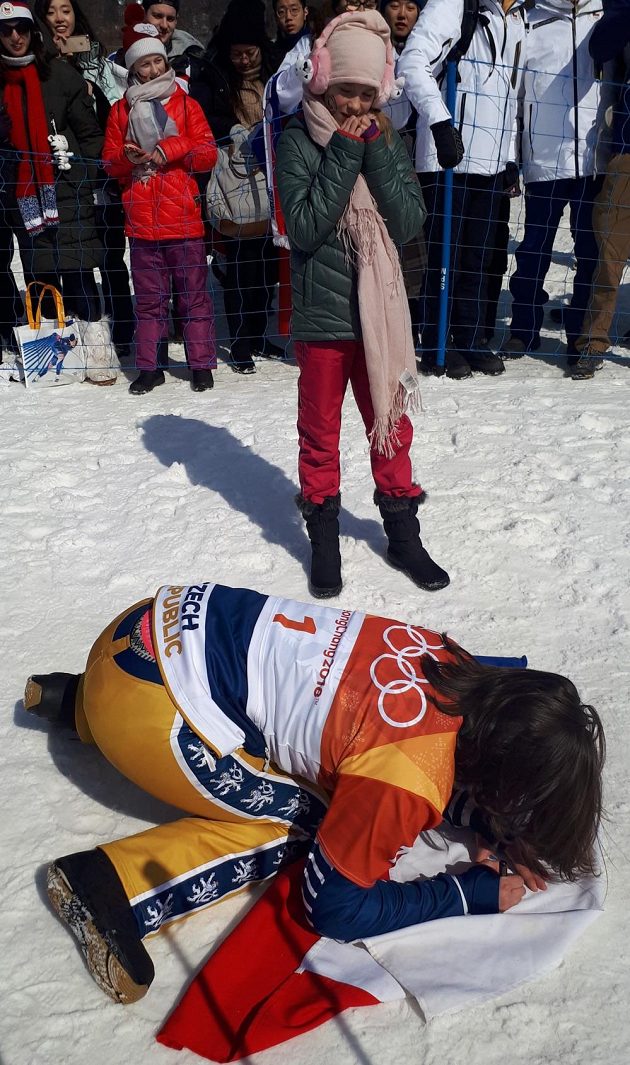 Eva Samková podepisuje Gábině vlajku, kterou jí malá fanynka půjčila na bronzové oslavy.