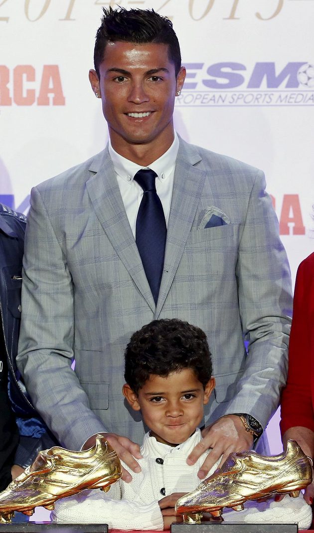 Cristiano Ronaldo z Realu Madrid se synem během ceremoniálu, při němž dostal Zlatou kopačku.