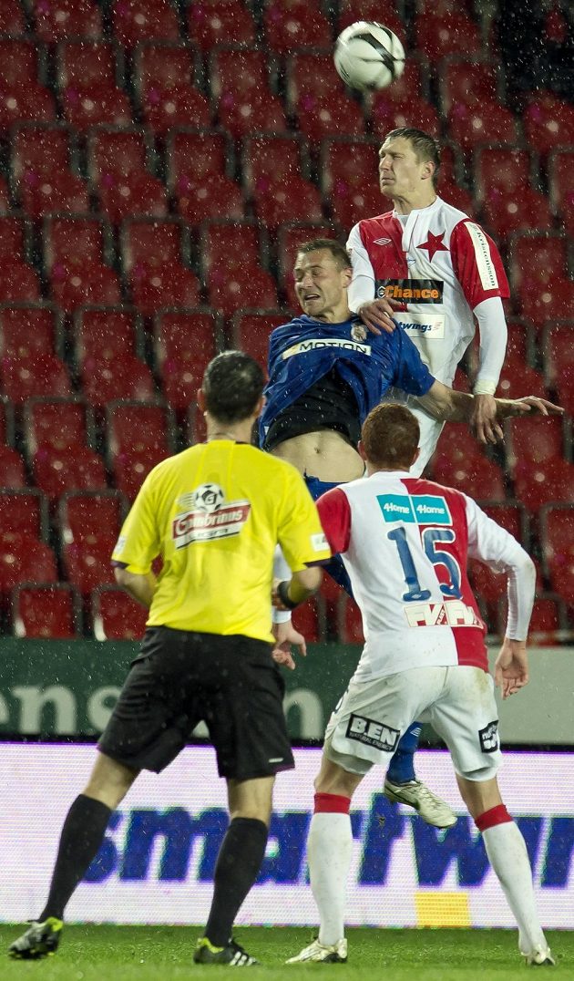 Milan Škoda (nahoře vpravo) z pražské Slavie v hlavičkovém souboji s brněnským útočníkem Karlem Kroupou. Přihlíží záložník červenobílých Marcel Gecov (dole vpravo).