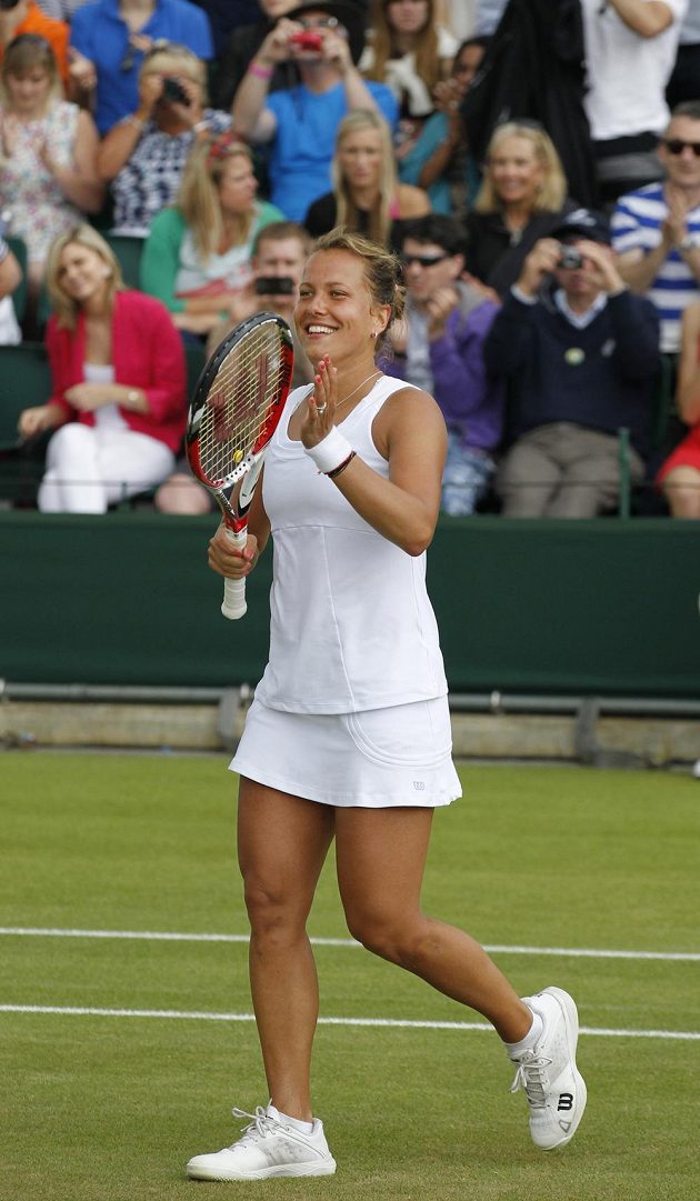 Je dobojováno. Barbora Záhlavová-Strýcová je po výhře nad Caroline Wozniackou ve čtvrtfinále Wimbledonu.