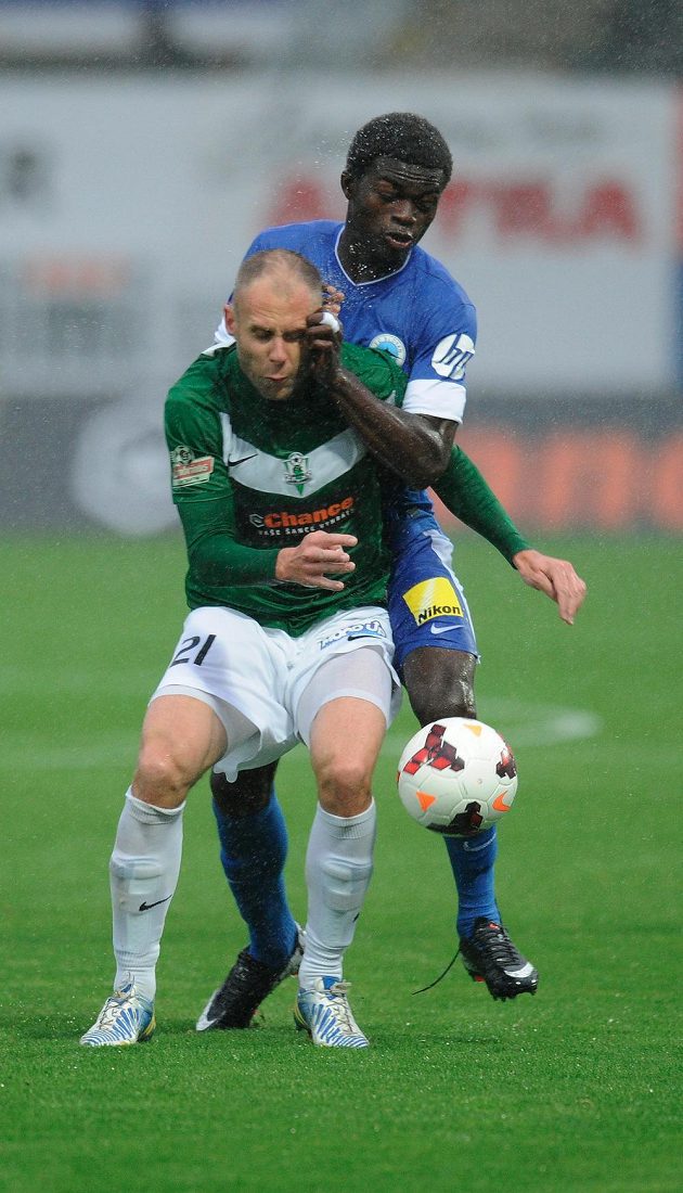 Liberecký záložník Isaac Sackey (v modrém dresu) se snaží ustrážit jabloneckého útočníka Michala Hubníka.