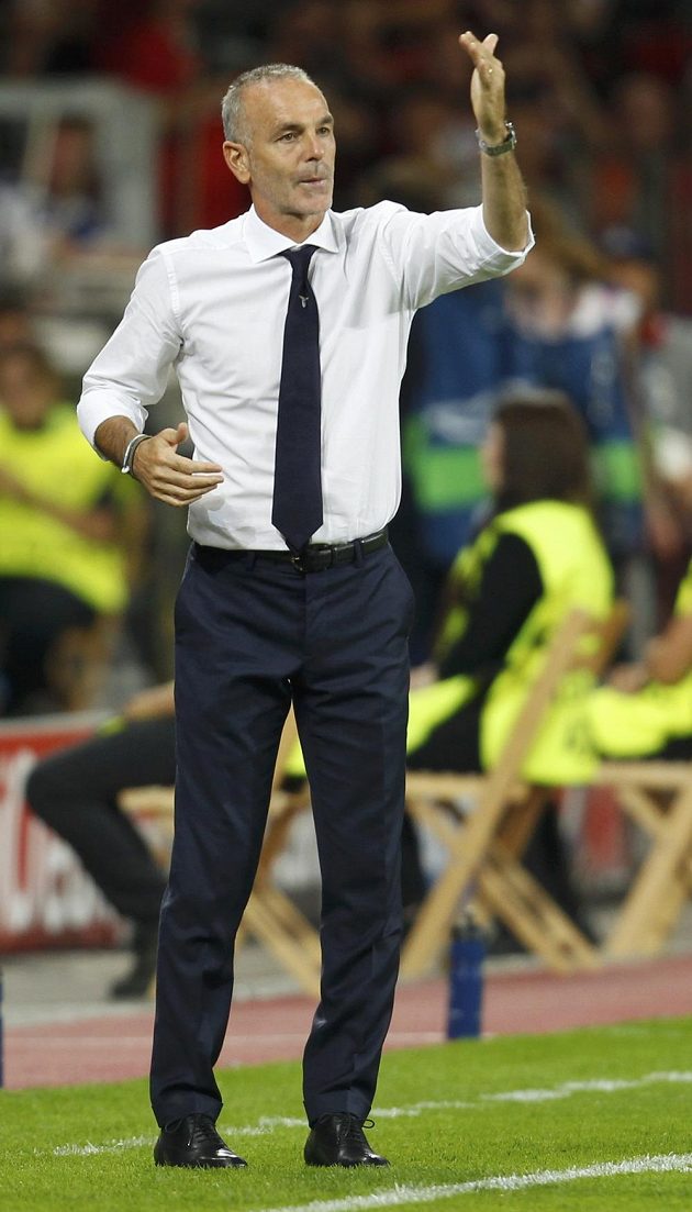 Kouč Lazia Řím Stefano Pioli během odvety play off Ligy mistrů proti Leverkusenu.