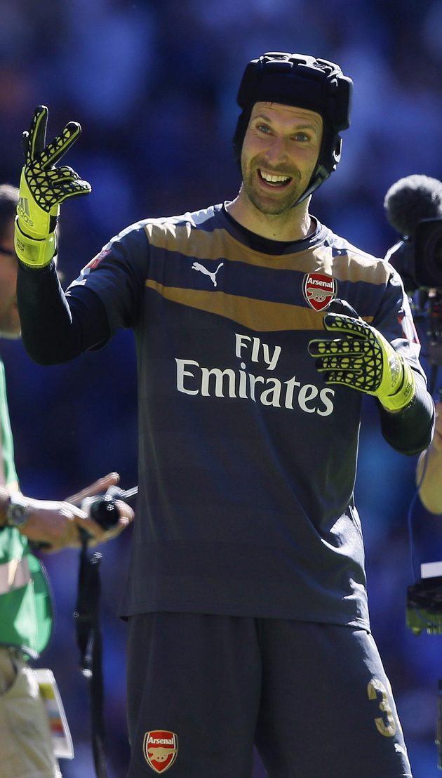 Anglický Superpohár jsem vyhrál už potřetí, naznačuje gestem brankář Arsenalu Petr Čech.