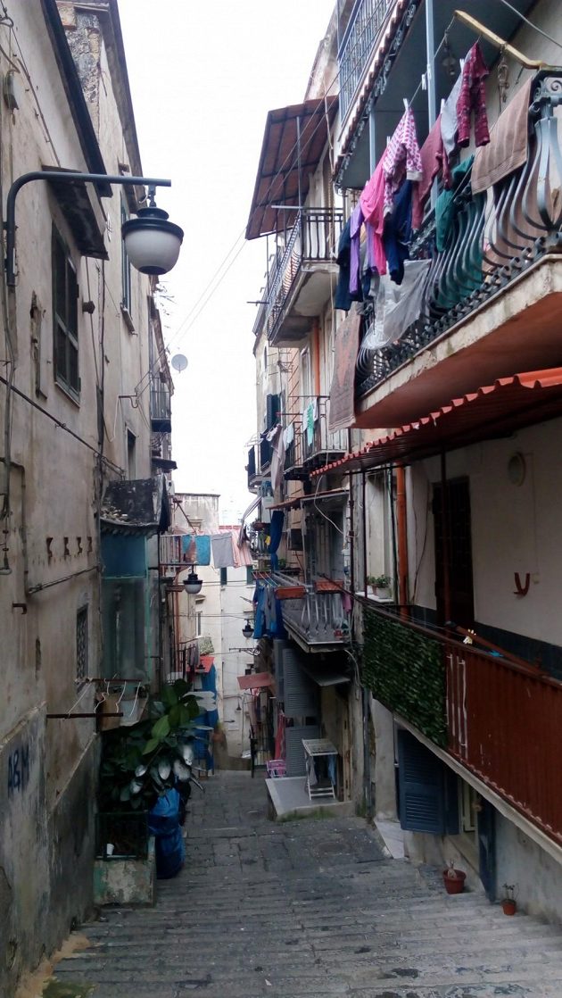 Neapol - balkóny ve zdejších uličkách stojí za to.