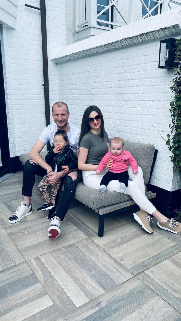 Útočník Brugg Michael Krmenčík s manželkou Denisou a dcerkami Claudií s Melanií.
