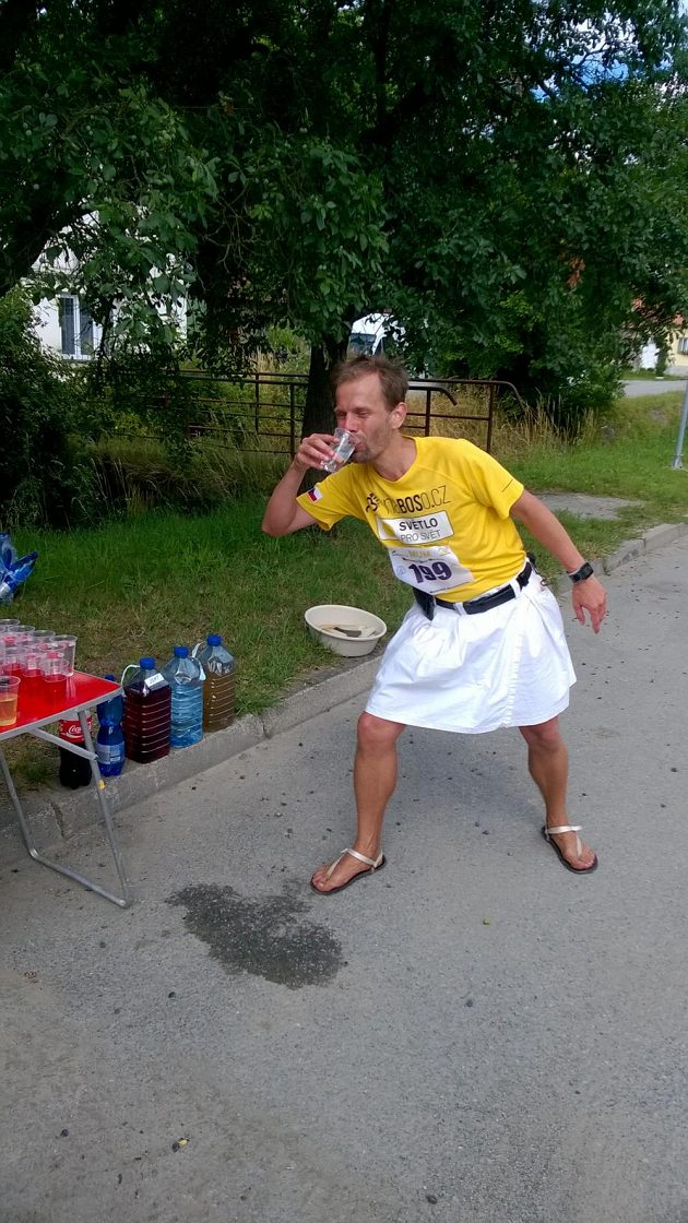 Tomáš Zahálka občerstvovací stanice rozhodně nepodceňuje.