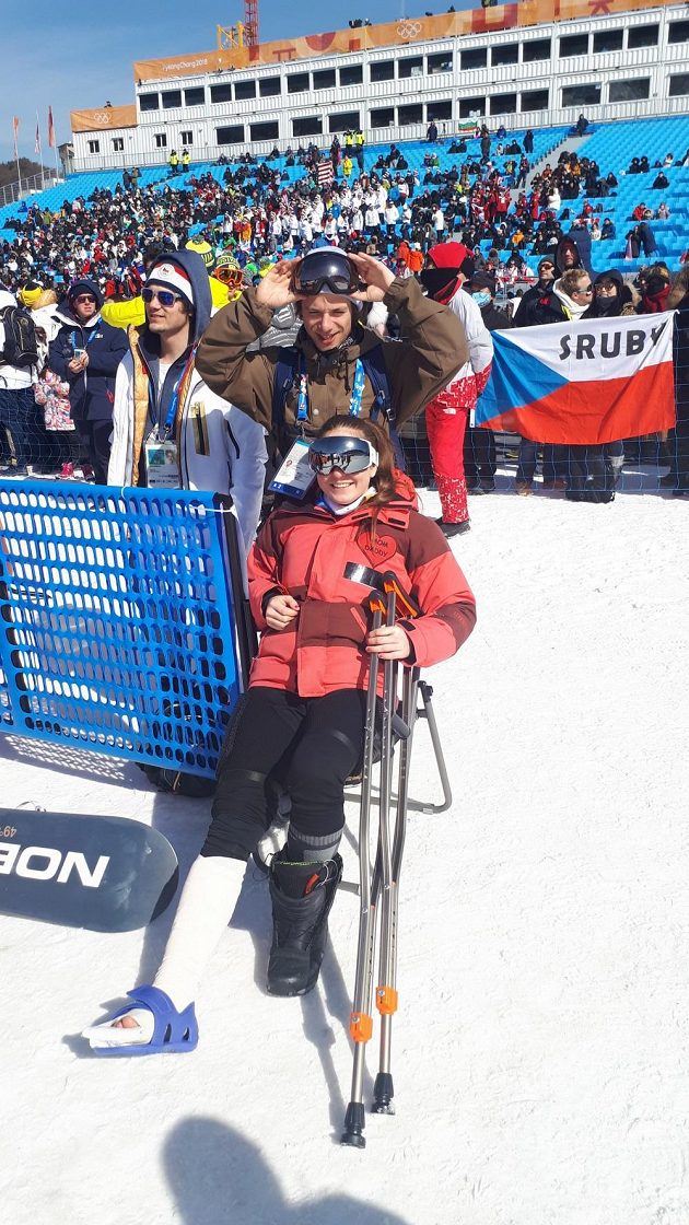 Zraněná snowboardkrosařka Vendula Hopjáková sledovala závěr olympijské soutěže v cílovém prostoru.