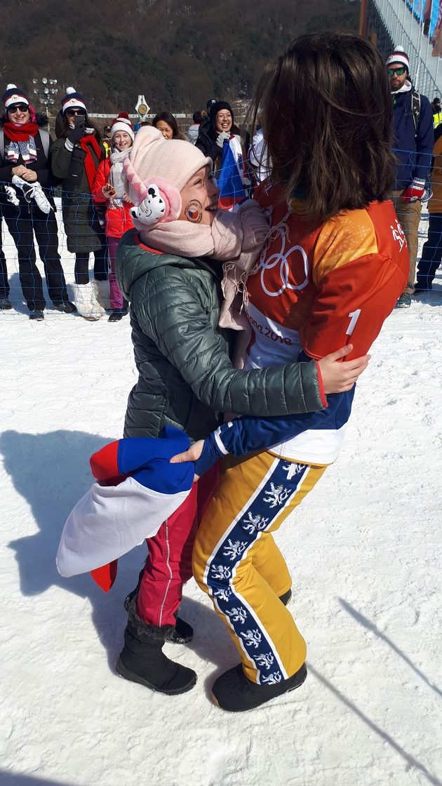 Eva Samková s fanynkou Gábinou, díky níž mohla slavit bronz s českou vlajkou.