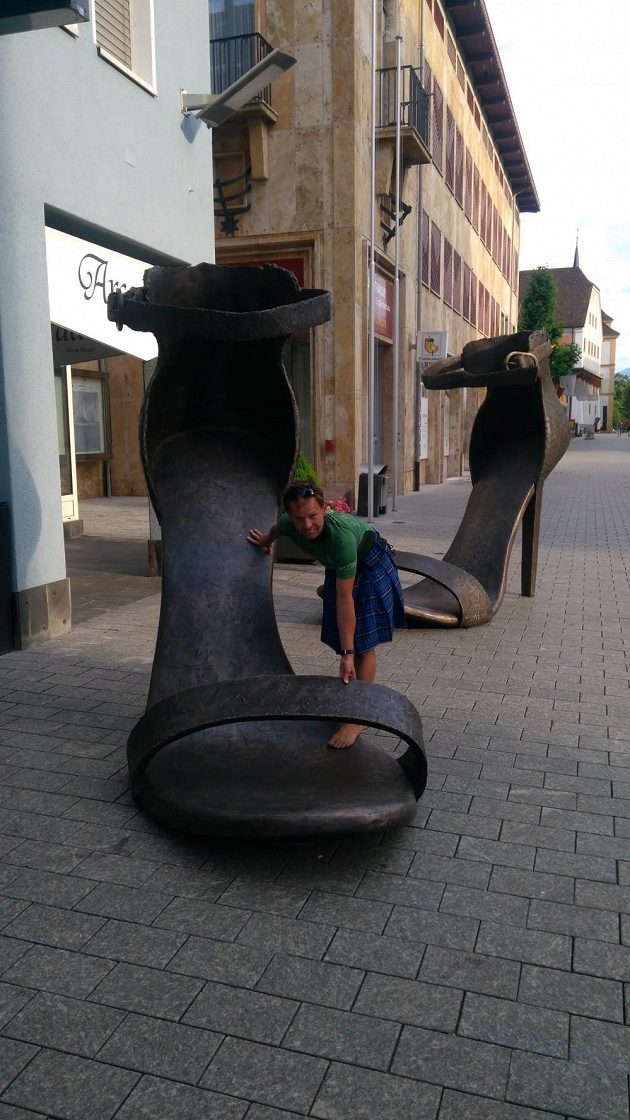 Vaduz - jak že se do těch bot leze?