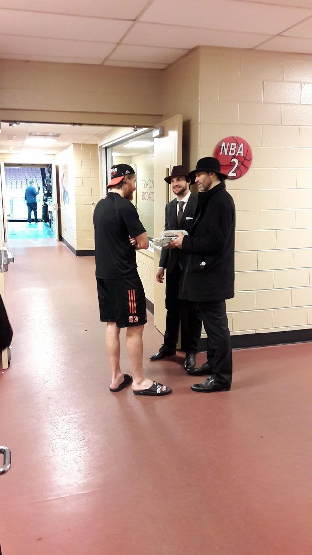 Jaromír Jágr a Michael Frolík v klouboucích v debatě s Jakubem Voráčkem před vzájemným zápasem Philadelphie s Calgary.