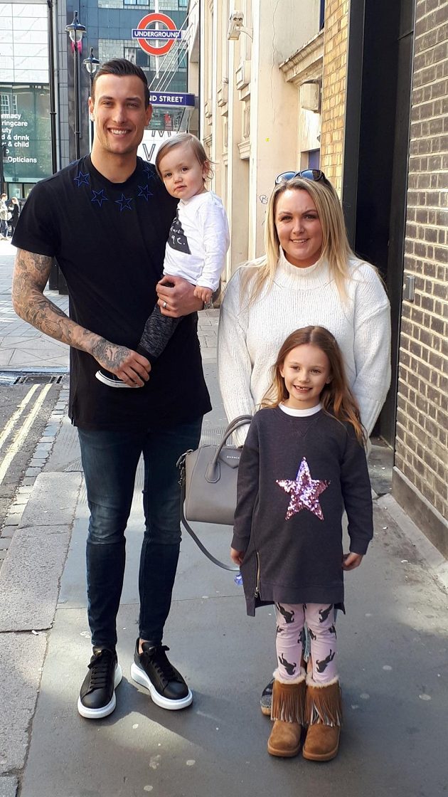 Brankář Lutonu Marek Štěch, jeho manželka Louise, syn Mason a dcera Lyla v centru Londýna.