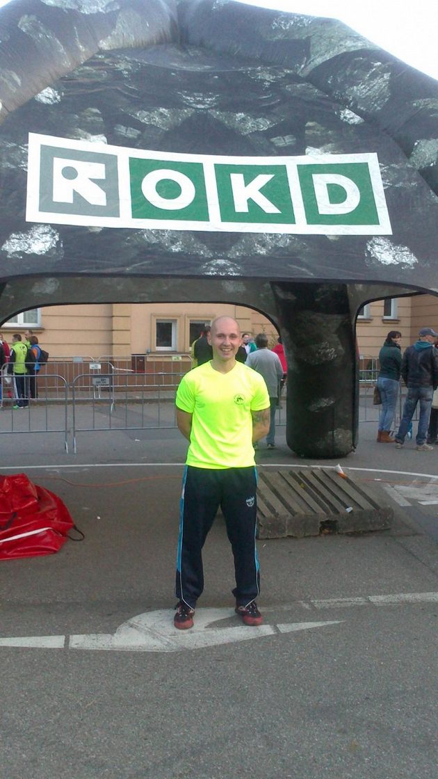 Vojáci se v rámci výcviku účastní u běžeckých závodů.