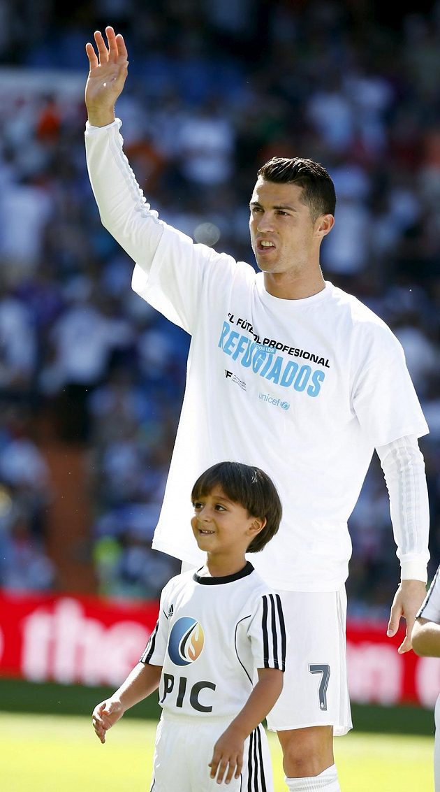 Portugalský útočník Cristiano Ronaldo se synem syrského fotbalového trenéra Usáma Abdula Mohsena Zaídem.