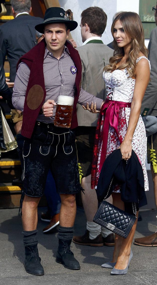 Fotbalista Bayernu Mario Götze s partnerkou Ann-Kathrin Broemmelovou pózují na Oktoberfestu.