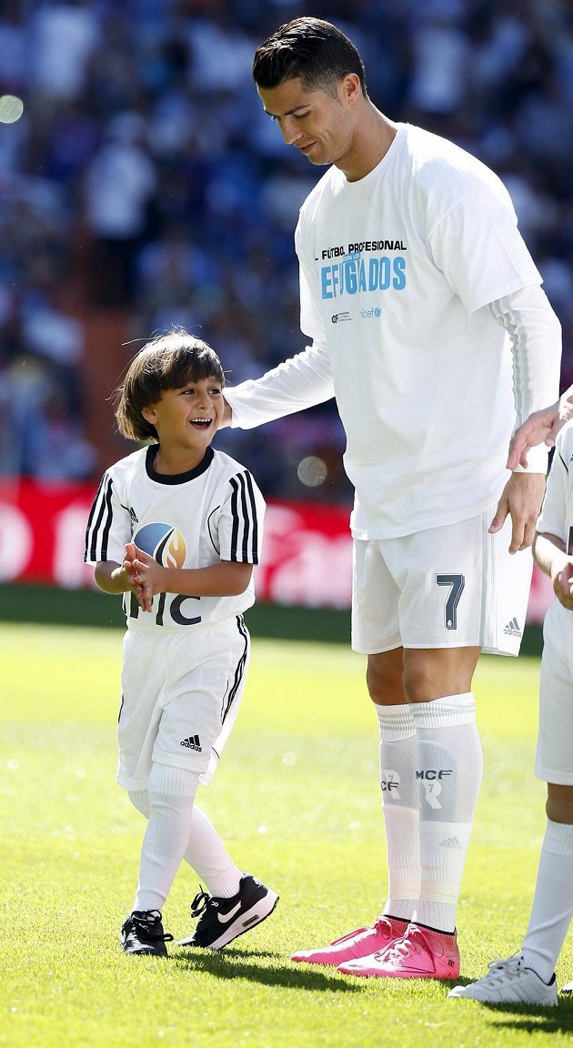 Portugalský útočník Cristiano Ronaldo se synem syrského fotbalového trenéra Usáma Abdula Mohsena.