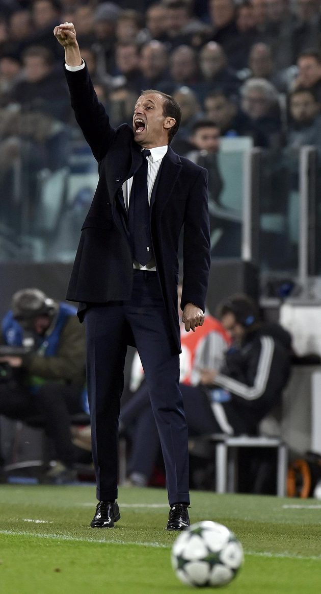 Trenér Juventusu Massimiliano Allegri během zápasu s Lyonem v zápase Ligy mistrů.