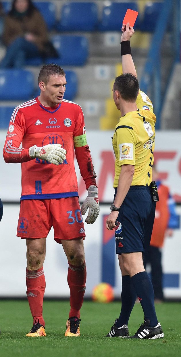 Rozhodčí Petr Ardeleánu ukazuje červenou kartu olomouckému brankáři Miloši Buchtovi v závěru duelu v Liberci.