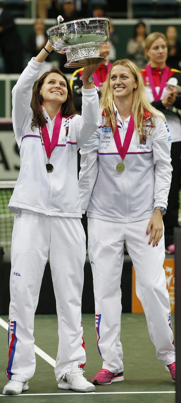Lucie Šafářová zvedá trofej pro vítězky Fed Cupu, o kterou se zasloužila společně s Petrou Kvitovou.