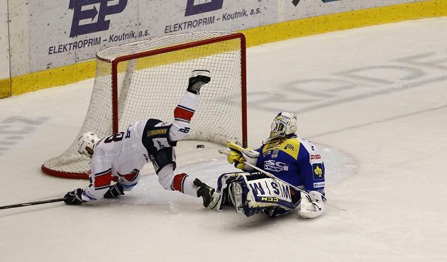 Chomutovský útočník Michal Vondrka proměňuje rozhodující samostatný nájezd v duelu proti Zlínu.