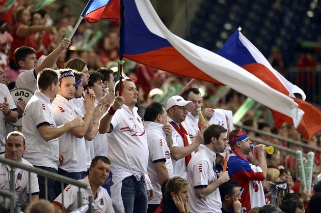 Čeští fanoušci v hledišti vytrvale podporovali deblový pár Lukáš Rosol, Tomáš Berdych.