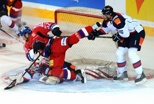 Český útočník Petr Tenkrát (uprostřed), slovenský útočník Roman Kukumberg (vlevo) a brankář Rastislav Staňa.