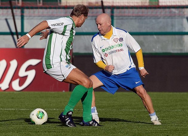 Ivan Hašek z týmu Real Top Praha (vpravo) se snaží obejít Miroslava Valenta ze staré gardy Bohemians 1905 během druhého ročníku fotbalového Memoriálu Lukáše Přibyla.