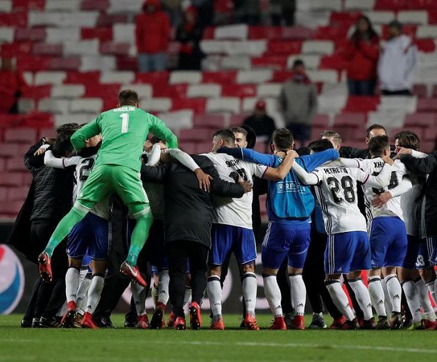 Tomáš Vaclík skáče na slavící spoluhráče po postupu v Lize mistrů. Po jeho pravici zády k objektivu Marek Suchý.