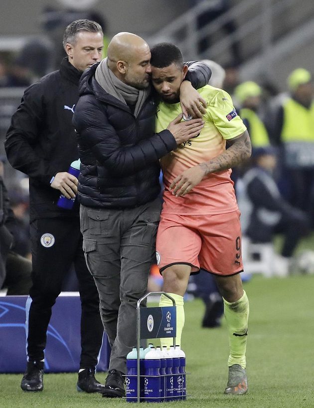 Manažer Manchesteru City utěšuje Gabriela Jesuse, hvězdu Manchesteru City, po utkání, kde zmíněný hráč zahodil penaltu.