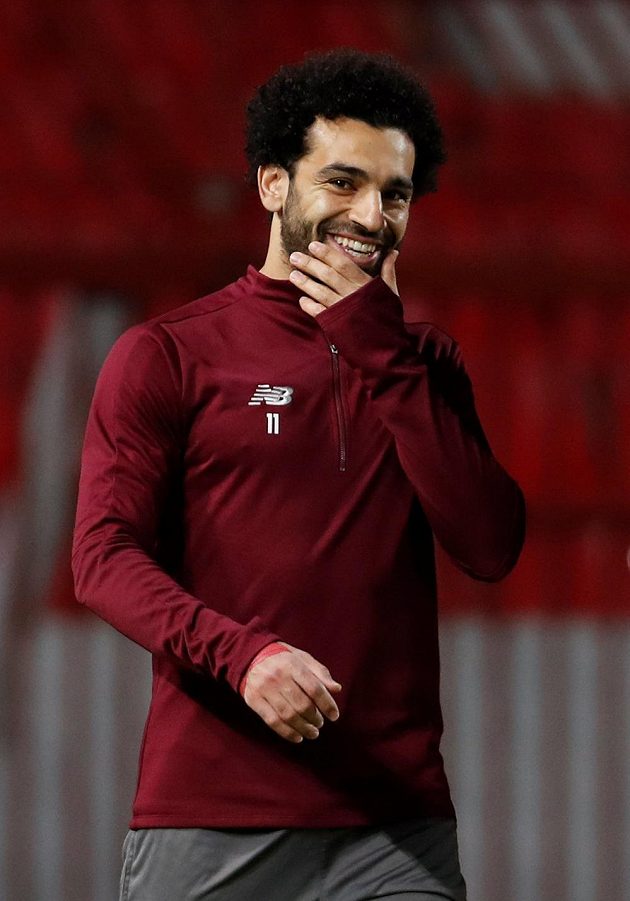 Muhammad Salah při tréninku před zápasem Ligy mistrů s CZ Bělehrad. Socha, která jej ztvárňuje, se mu příliš nepozdává.