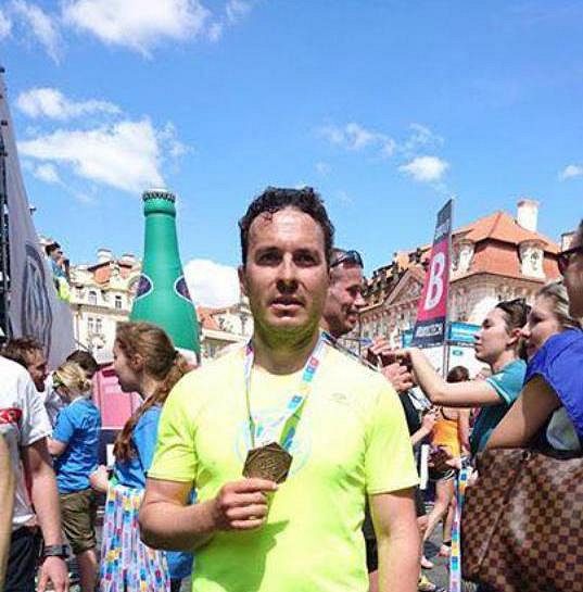 Tomáš Slavata dokončil maratón v Praze, mise úspěšně skončena.